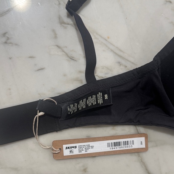 SKIMS Classic Black Plunge Bra wireless size 36D - Picture 6 of 9